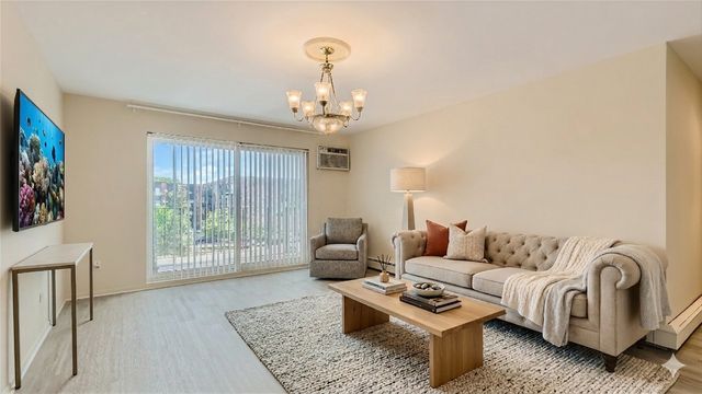 8936 N PARKSIDE Avenue 311, Des Plaines, IL 60016