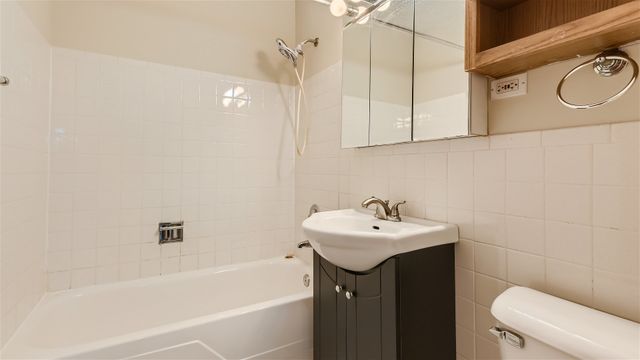 8936 N PARKSIDE Avenue 311, Des Plaines, IL 60016