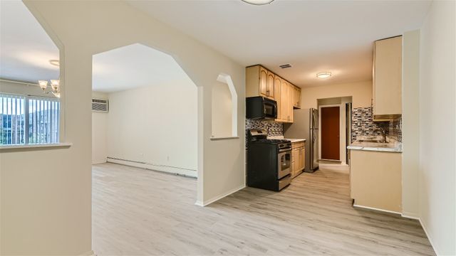 8936 N PARKSIDE Avenue 311, Des Plaines, IL 60016