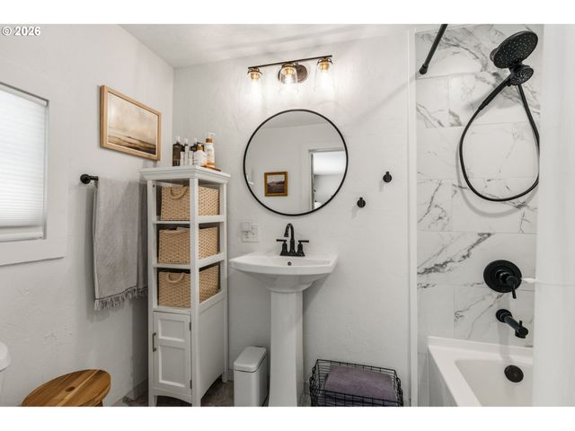 2845 ADAMS St, Eugene, OR 97405