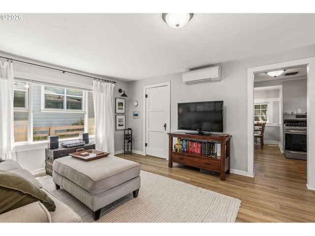 2845 ADAMS St, Eugene, OR 97405