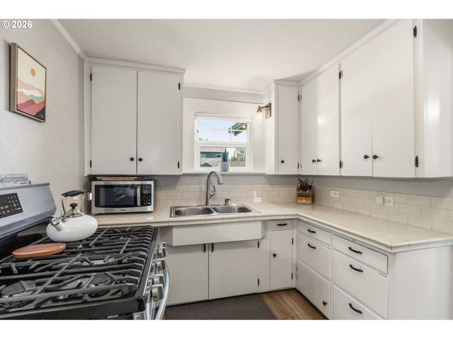 2845 ADAMS St, Eugene, OR 97405