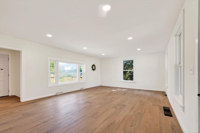 129 W Oak Grove Street, Juneau, WI 53039