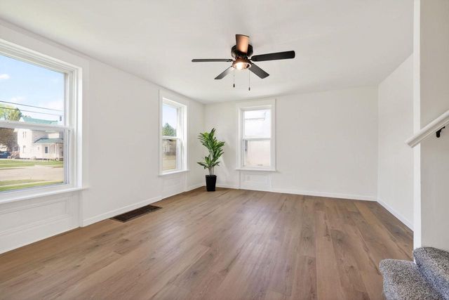 129 W Oak Grove Street, Juneau, WI 53039