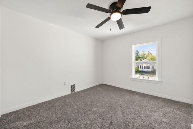 129 W Oak Grove Street, Juneau, WI 53039