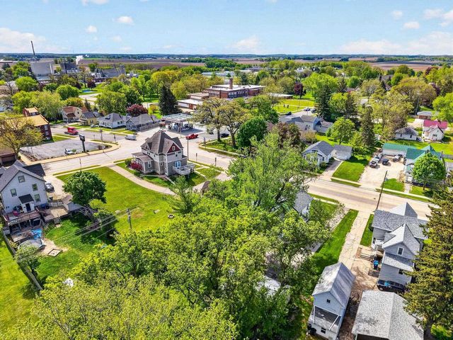 129 W Oak Grove Street, Juneau, WI 53039