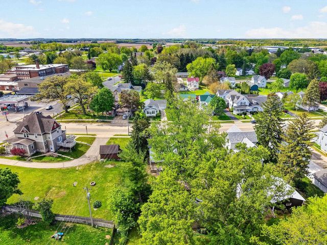 129 W Oak Grove Street, Juneau, WI 53039