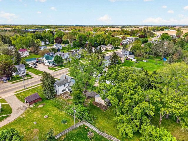 129 W Oak Grove Street, Juneau, WI 53039