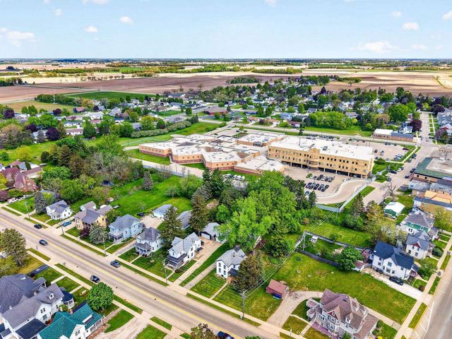 129 W Oak Grove Street, Juneau, WI 53039