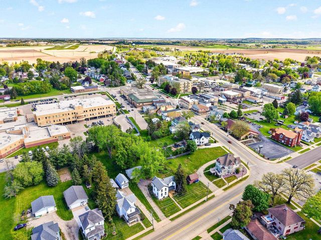 129 W Oak Grove Street, Juneau, WI 53039