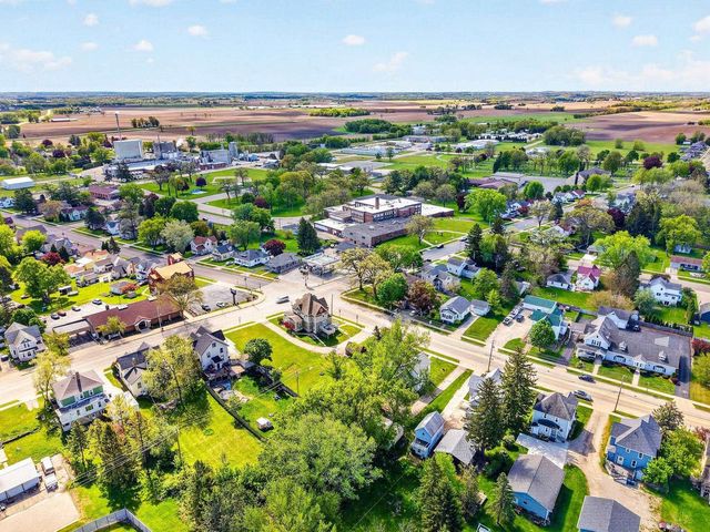 129 W Oak Grove Street, Juneau, WI 53039