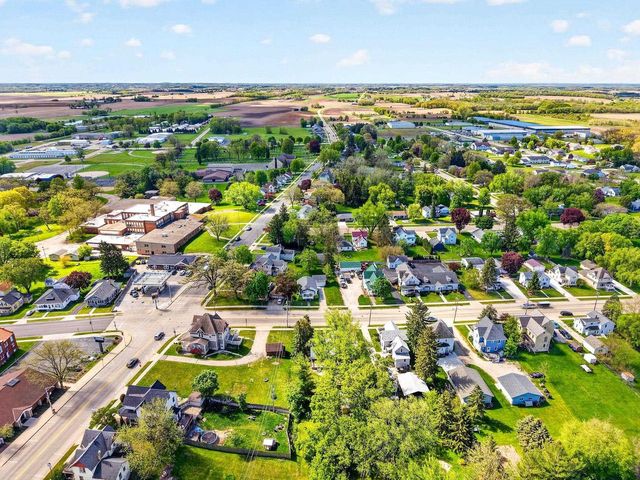 129 W Oak Grove Street, Juneau, WI 53039