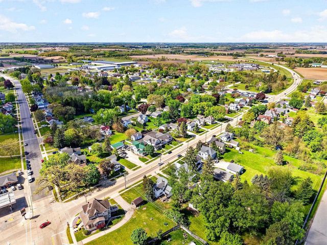 129 W Oak Grove Street, Juneau, WI 53039