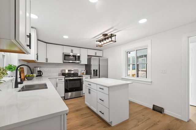 129 W Oak Grove Street, Juneau, WI 53039