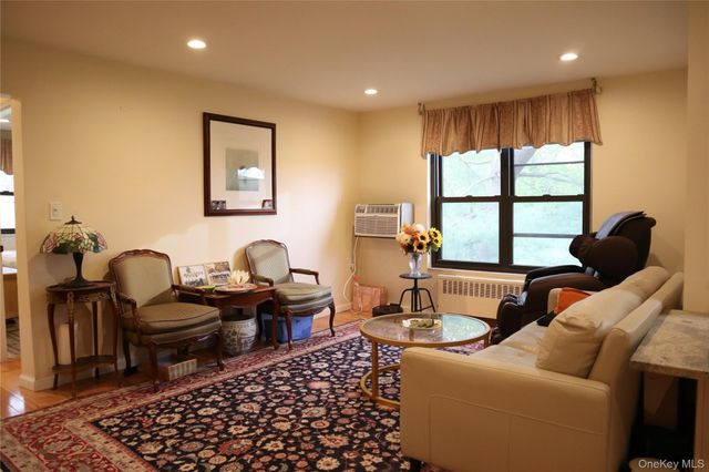 10 Terrace Circle 3B, Great Neck, NY 11021