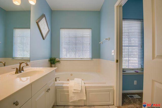 724 Villa Plaza, Papillion, NE 68046