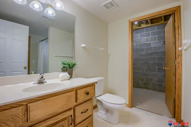 724 Villa Plaza, Papillion, NE 68046