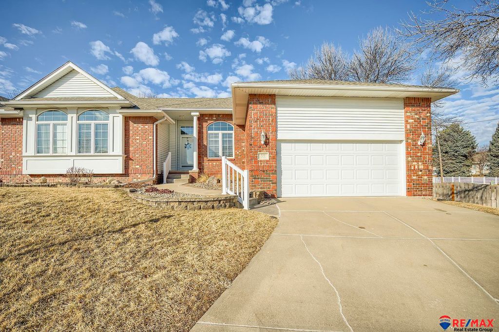 724 Villa Plaza, Papillion, NE 68046