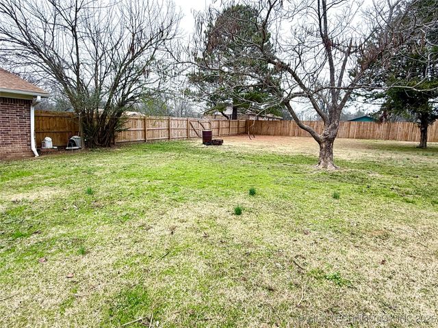 1418 N Lambert Street, Hugo, OK 74743