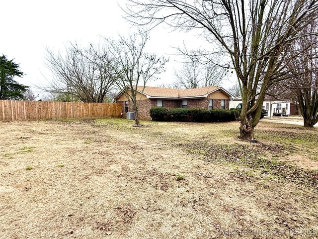 1418 N Lambert Street, Hugo, OK 74743