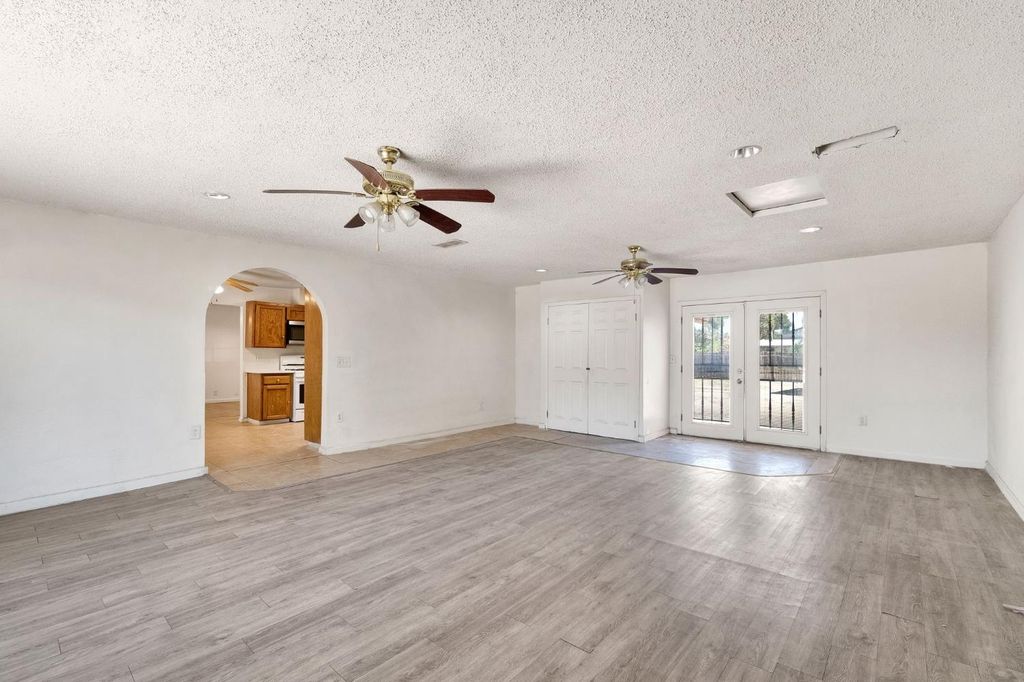 Image 13 of property listing at 2151 S Bardell Avenue, Fresno, CA 93706