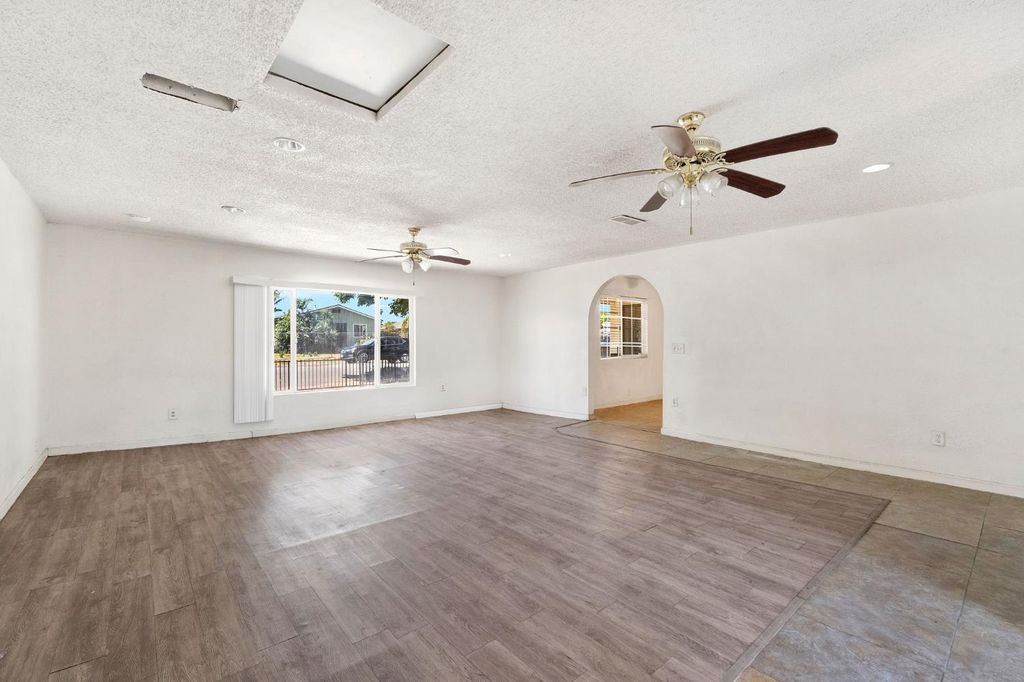 Image 14 of property listing at 2151 S Bardell Avenue, Fresno, CA 93706