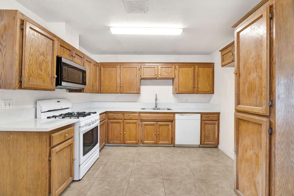 Image 8 of property listing at 2151 S Bardell Avenue, Fresno, CA 93706