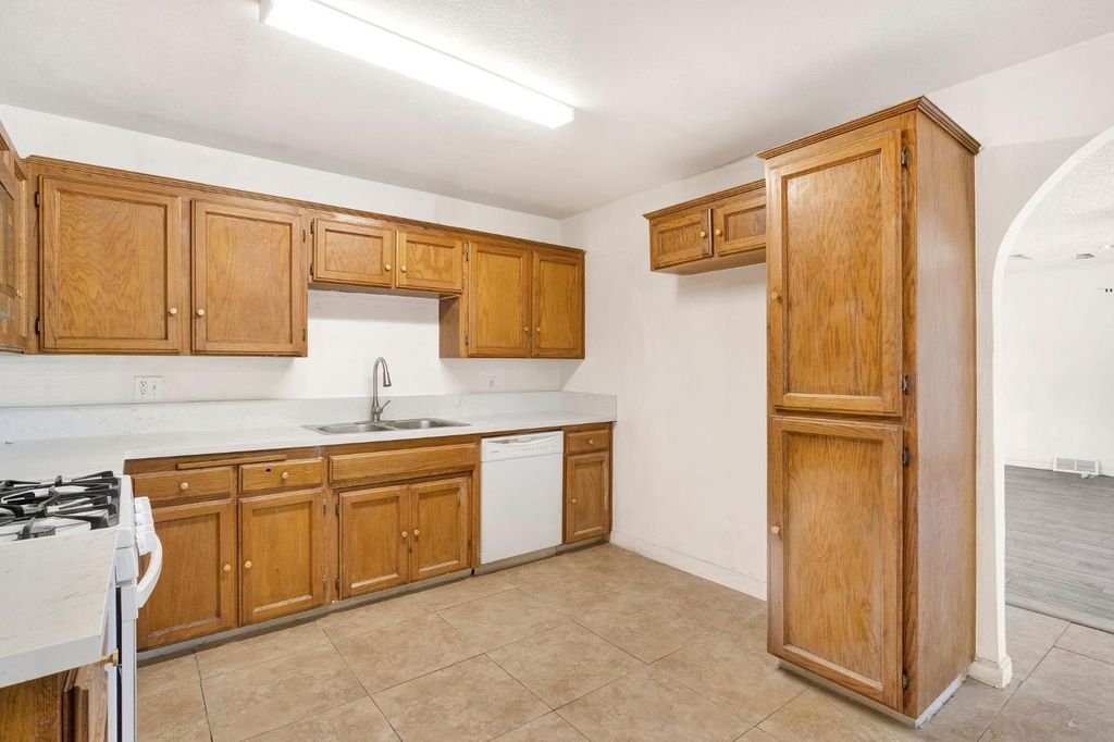 Image 9 of property listing at 2151 S Bardell Avenue, Fresno, CA 93706