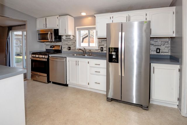 5074 Woodward, Coloma, MI 49038