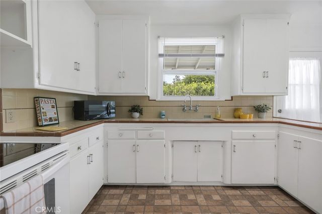 400 University Avenue, Burbank, CA 91504