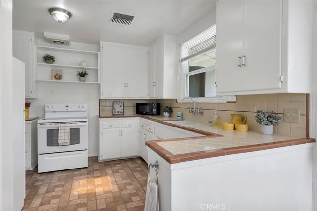 400 University Avenue, Burbank, CA 91504