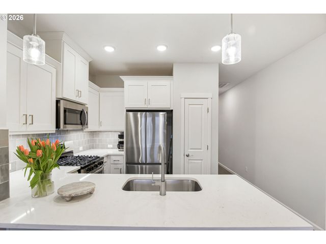 7523 Se KINNAMAN St, Hillsboro, OR 97123