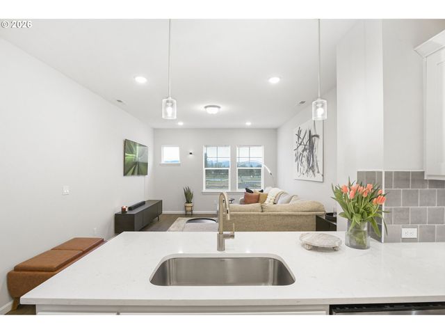 7523 Se KINNAMAN St, Hillsboro, OR 97123