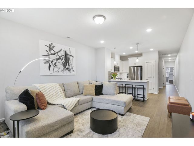 7523 Se KINNAMAN St, Hillsboro, OR 97123