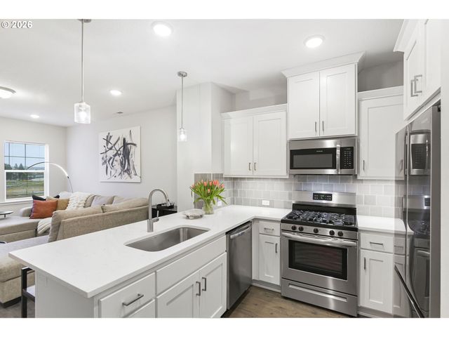 7523 Se KINNAMAN St, Hillsboro, OR 97123