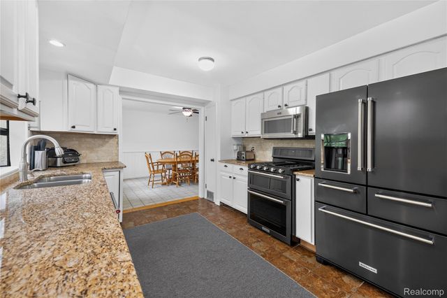 22271 West River Road, Grosse Ile Township, MI 48138
