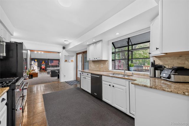 22271 West River Road, Grosse Ile Township, MI 48138