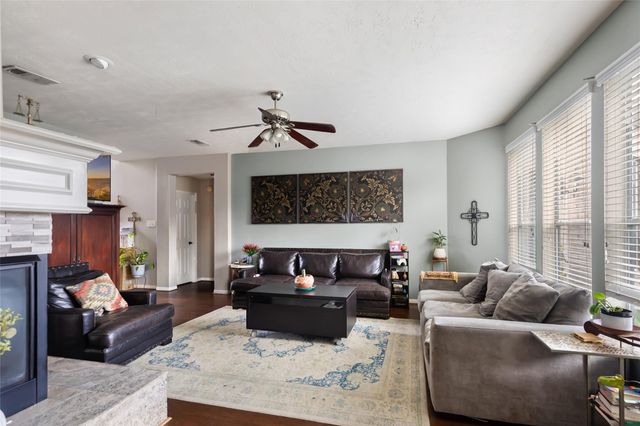 1831 Country Club Cove Drive, Baytown, TX 77521