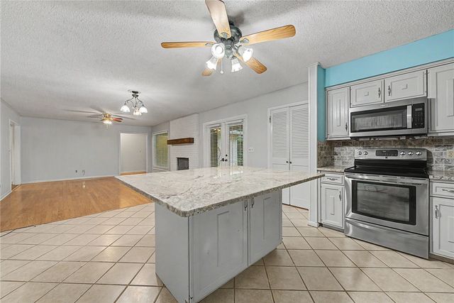 1966 E Brent Lane, Fayetteville, AR 72703