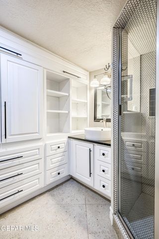 715 E ROBINSON Avenue, El Paso, TX 79902