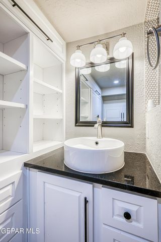 715 E ROBINSON Avenue, El Paso, TX 79902