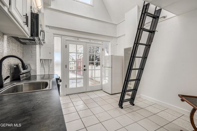 715 E ROBINSON Avenue, El Paso, TX 79902