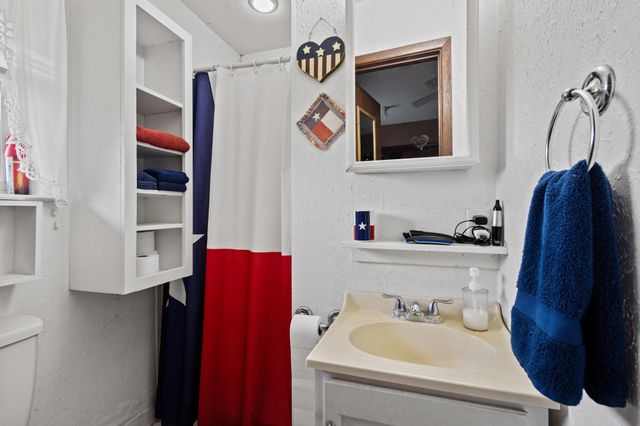 9055 E State Highway 56, Windom, TX 75492