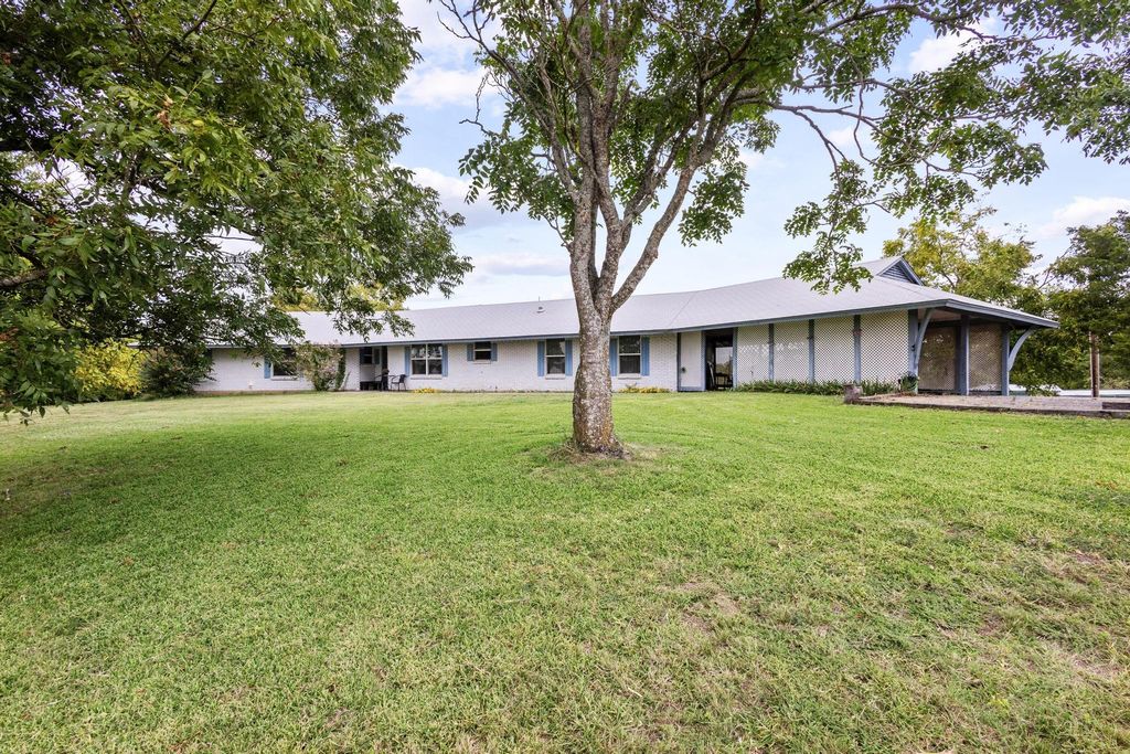 9055 E State Highway 56, Windom, TX 75492