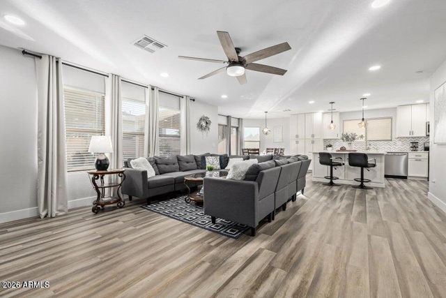 10617 W DALEY Lane, Peoria, AZ 85383