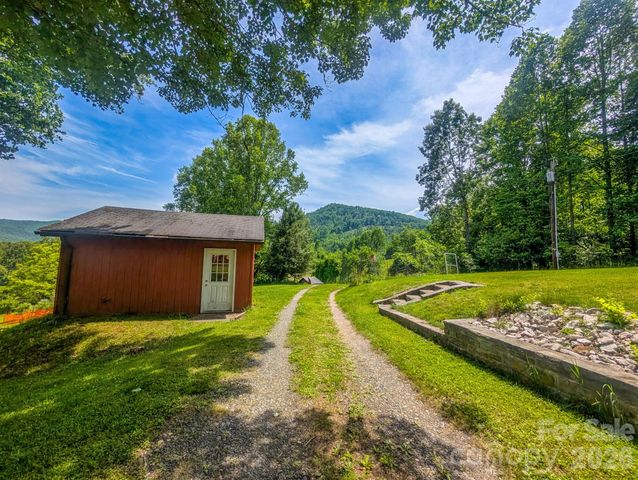 114 Dewberry Lane, Burnsville, NC 28705