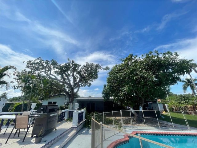 1015 S 14th Ave, Hollywood, FL 33020