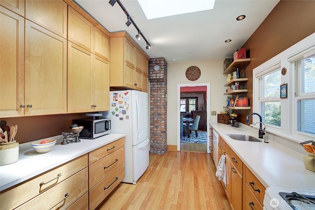 4655 Eastern Avenue N, Seattle, WA 98103