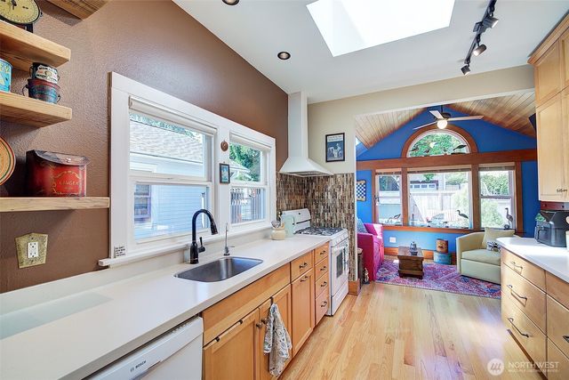 4655 Eastern Avenue N, Seattle, WA 98103