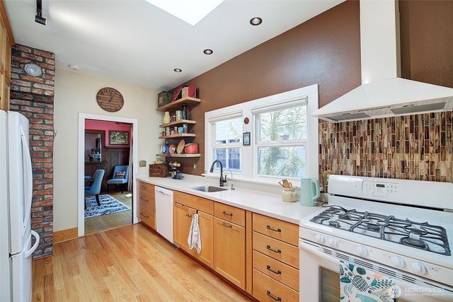 4655 Eastern Avenue N, Seattle, WA 98103